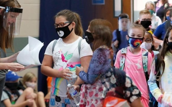 Πώς θα επιστρέψουν οι μαθητές τα σχολεία: Συνεδριάζει σήμερα η επιτροπή των ειδικών για τα υγειονομικά πρωτόκολλα