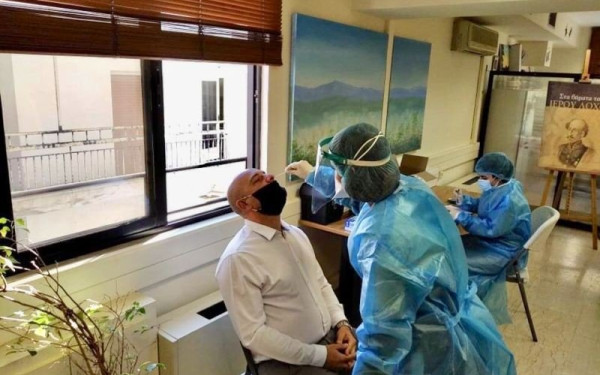 ΣΥΡΙΖΑ: Οκτώ μήνες μετά την έναρξη της πανδημίας, η κυβέρνηση θυμήθηκε να βάλει πλαφόν στην τιμή των τεστ