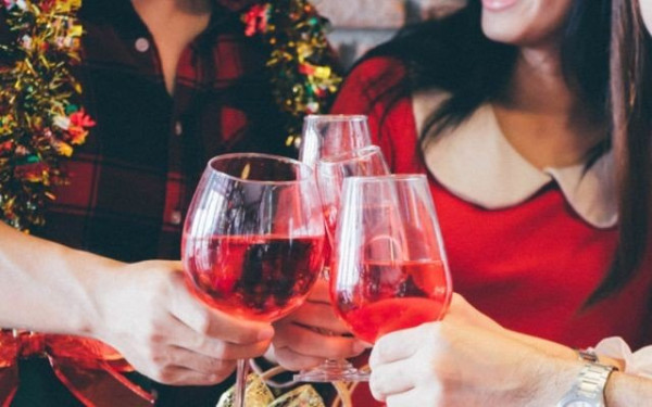 Καταγγελίες για ξενοδοχείο που ετοιμάζει ρεβεγιόν με μπουφέ για Χριστούγεννα και Πρωτοχρονιά (Βίντεο)