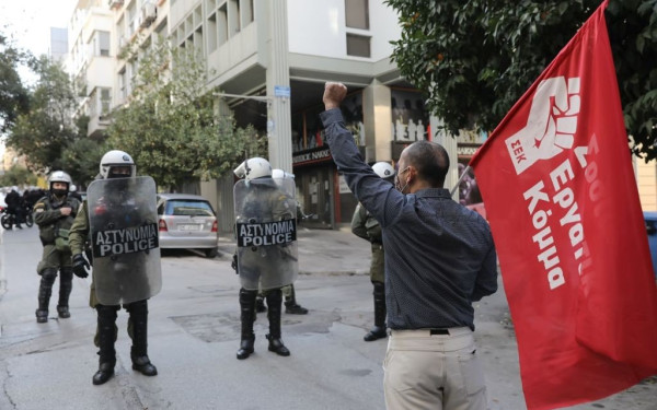 Διαδικασίες για πειθαρχική τιμωρία του άνδρα των ΜΑΤ που "έπαιξε" με λουλούδια στο μνημείο του Αλ. Γρηγορόπουλου
