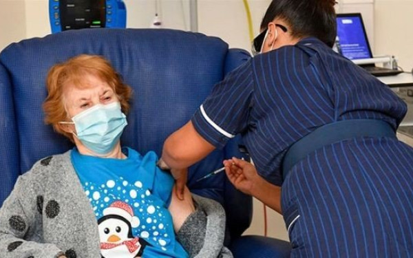 Βρετανία: Επιστήμονες επικρίνουν το σχέδιο της κυβέρνησης να καθυστερήσει τη χορήγηση της δεύτερης δόσης του εμβολίου