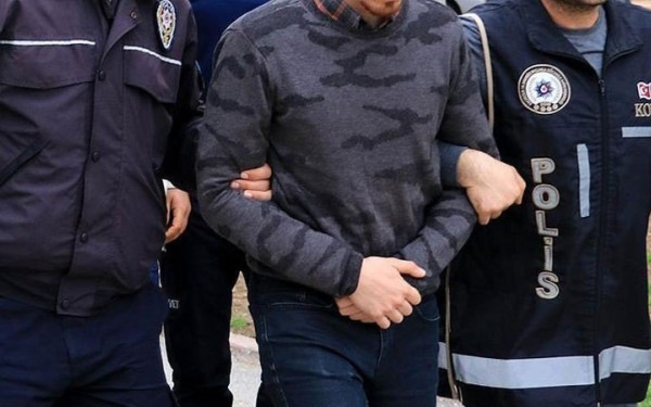 Αθήνα: Συνελήφθη γιατί είχε φυλλάδια και αυτοκόλλητα με απειλητικό περιεχόμενο