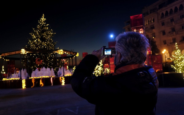 Η Θεσσαλονίκη βάζει τα γιορτινά της: Απόψε η πόλη φωτίζεται με τη μεγάλη χριστουγεννιάτικη γιορτή στην Αριστοτέλους