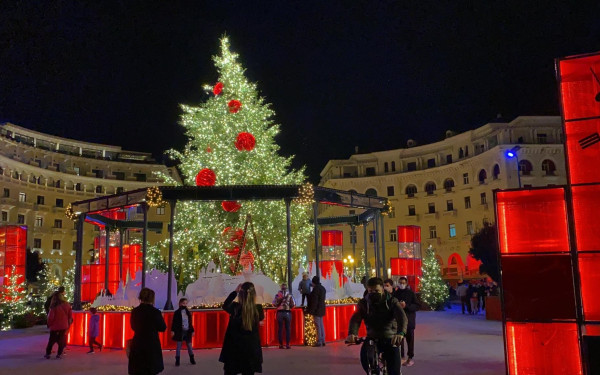 Το σκοτάδι έφερε βόλτες στα στολισμένα αστικά κέντρα (βίντεο)