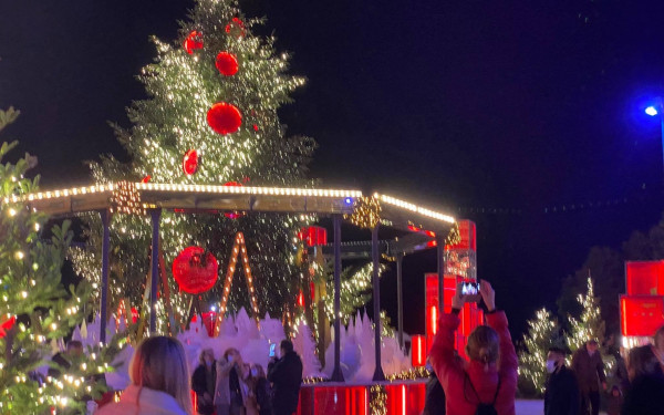 Φωταγωγήθηκε το χριστουγεννιάτικο δέντρο στην Αριστοτέλους (φωτ. & βίντεο)