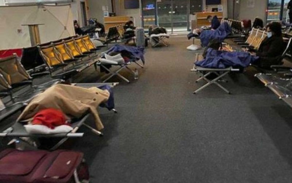 «Σας παρακαλούμε, βοηθήστε μας να φύγουμε!» – Δεκάδες επιβάτες παγιδευμένοι στα γερμανικά αεροδρόμια (Βίντεο)