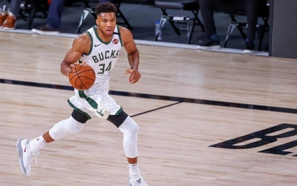 Ο Μπαράκ Ομπάμα αποθεώνει τον Γιάννη Αντετοκούνμπο (βίντεο)