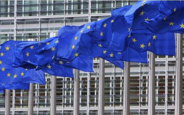 Πρόοδο σε Facebook, Google και Twitter για τη διαφάνεια στις εκλογές διαπιστώνει η ΕΕ