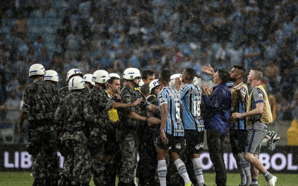 Επεισοδιακή πρόκριση της Ρίβερ Πλέιτ (video)