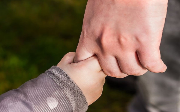 Περίεργη υπόθεση στην Αθήνα: Απάτη «μυρίζει» εκστρατεία συγκέντρωσης χρημάτων για εγχείρηση παιδιού (βίντεο)