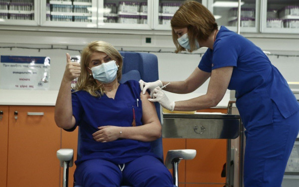 Ιστορική στιγμή: Γεγονός ο πρώτος εμβολιασμός κατά του κορονοϊού στην Ελλάδα (Βίντεο)