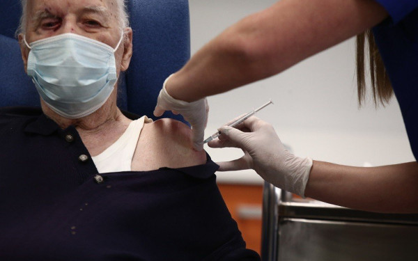Εμβολιάστηκε ο πρώτος ηλικιωμένος στην Ελλάδα (Βίντεο)