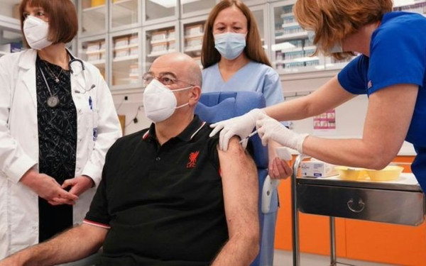 Εμβολιάστηκε ο Νίκος Δένδιας	