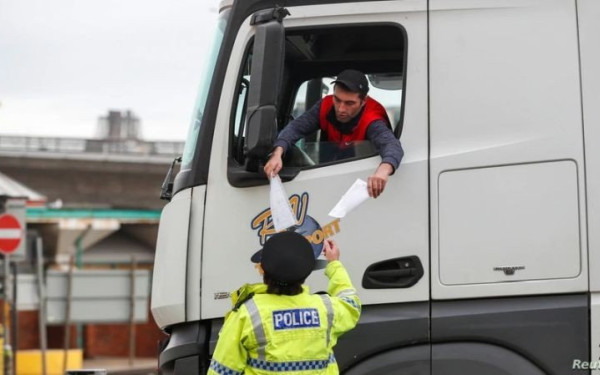 Βρετανία: Άνοιξε το λιμάνι του Ντόβερ για τη μεταφορά εμπορευμάτων, μόνο για οδηγούς φορτηγών με αρνητικό τεστ Covid-19