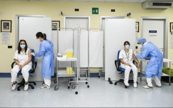 Οι Ευρωπαίοι «σηκώνουν το μανίκι» και εμβολιάζονται