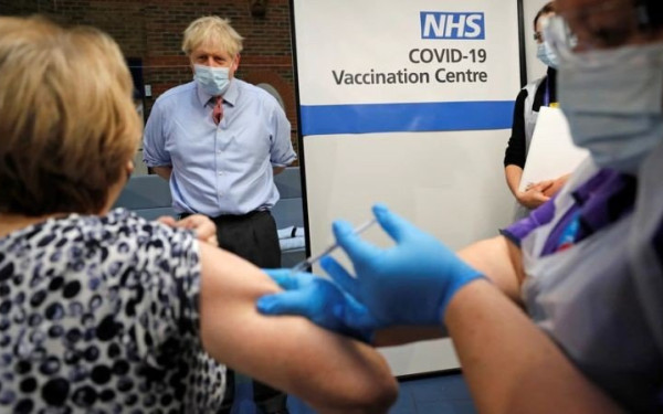 Βρετανία: Τα εμβόλια μπορούν να προσαρμοστούν στις παραλλαγές του κορονοϊού