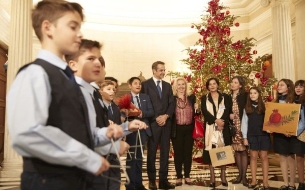 Ο πρωθυπουργός θα ακούσει τα κάλαντα των Χριστουγέννων διαδικτυακά