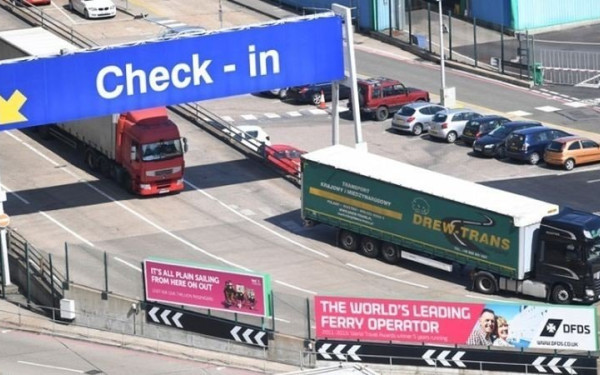 Λονδίνο και Παρίσι καταρτίζουν σχέδιο για να ξαναρχίσουν οι μεταφορές εμπορευμάτων