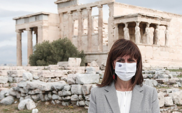 Σακελλαροπούλου: Κάλαντα από τη Θεσσαλονίκη και ευχές μέχρι την... Νέα Ζηλανδία 