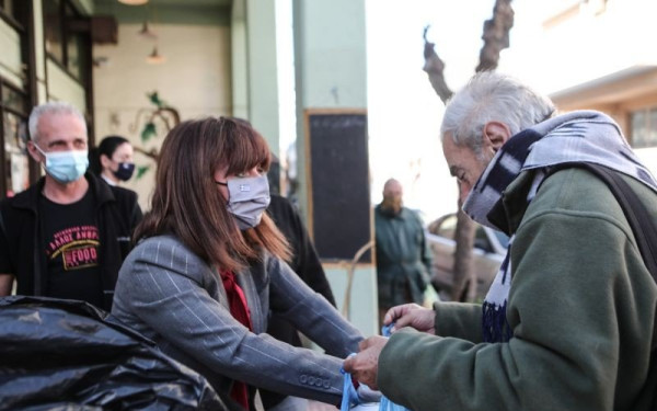 Η Κατερίνα Σακελλαροπούλου συμμετείχε στη διανομή συσσιτίου από την κοινωνική κουζίνα «Άλλος άνθρωπος» (Φωτ.)