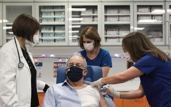 Εμβολιάστηκε ο πρόεδρος της Βουλής Κωνσταντίνος Τασούλας 