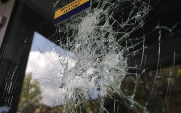 Αθήνα: Έκρηξη εμπρηστικού μηχανισμού σε τράπεζα στα Πετράλωνα