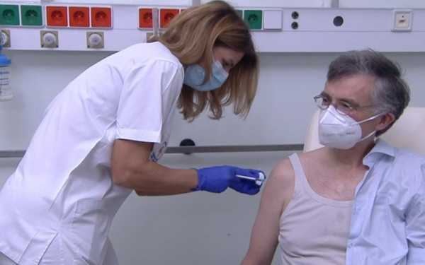 Εμβολιάστηκε και ο Σωτήρης Τσιόδρας