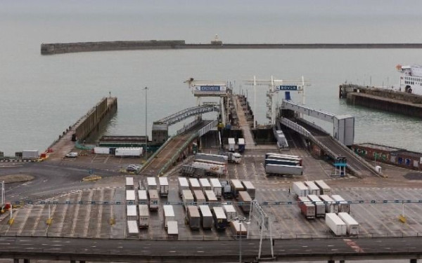 Χιλιάδες οδηγοί φορτηγών αναχωρούν από τη Βρετανία για τη Γαλλία