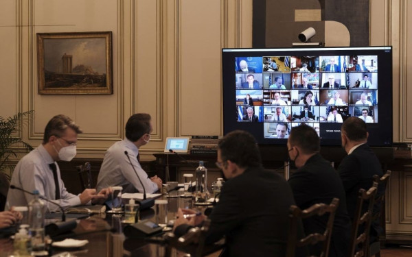 Ευρεία σύσκεψη στο Μαξίμου για ελέγχους και σχέδιο εμβολιασμού