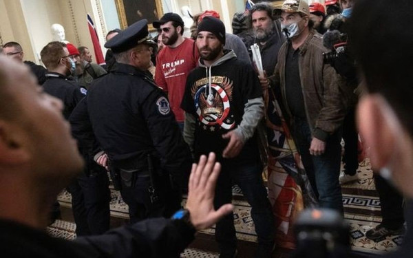 ΗΠΑ: Αστυνομικός στο Καπιτώλιο ο πέμπτος νεκρός από τα επεισόδια στην Ουάσιγκτον  ΗΠΑ: Αστυνομικός στο Καπιτώλιο ο πέμπτος νεκρός από τα επεισόδια στην Ουάσιγκτον