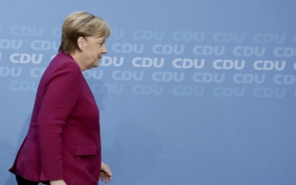 Ο Γιούνκερ αποκάλυψε σε ντοκυμαντέρ την αιτία για το "τρέμουλο" της Μέρκελ