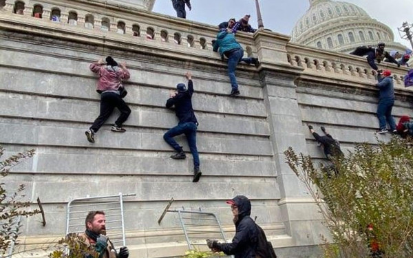 ΗΠΑ: Η Βουλή των Αντιπροσώπων καλεί τον Τραμπ σε κατάθεση για την εισβολή στο Καπιτώλιο