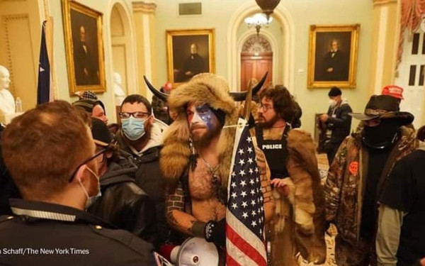  Συνωμοσιολόγοι, υπέρμαχοι των όπλων, νεοναζί: Το "μείγμα Τραμπισμού" που εισέβαλε στο Καπιτώλιο