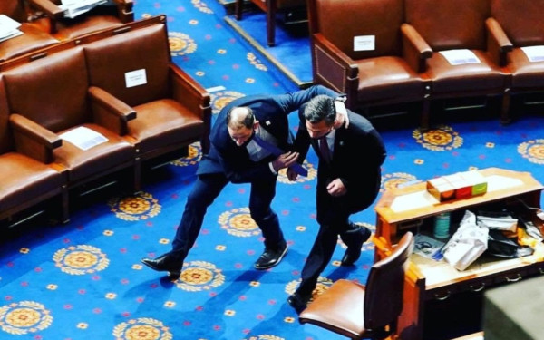 ΗΠΑ: Συνελήφθη ο άνθρας που έκλεψε το αναλόγιο της προέδρου της Βουλής κατά την εισβολή του στο Καπιτώλιο