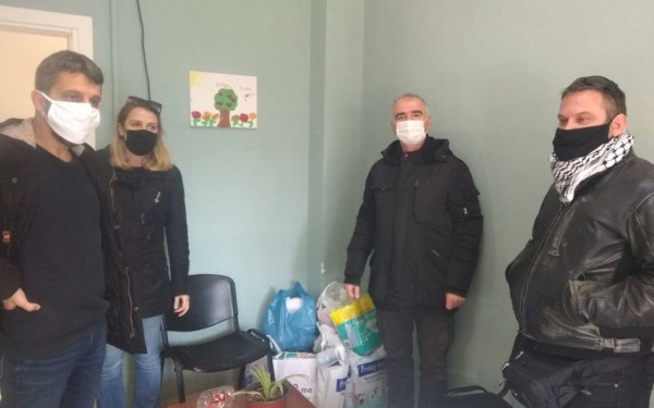 Φάρμακα και παιχνίδια παρέδωσε το ΠΑΜΕ στη δομή προσφύγων στα Διαβατά