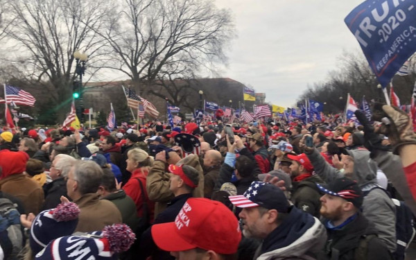 Χιλιάδες οπαδοί του Τραμπ διαδηλώνουν στο κέντρο της Ουάσινγκτον (βίντεο)