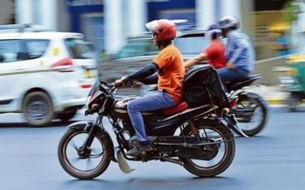 Μοτοσικλέτα, κράνος και εξοπλισμός στους διανομείς -Η ανάρτηση Μητσοτάκη