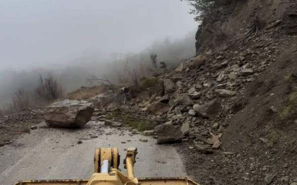 Κακοκαιρία Elias - Τρίκαλα: Προβλήματα στην πόλη - Καταπτώσεις βράχων και απαγόρευση κυκλοφορίας σε επαρχιακούς δρόμους