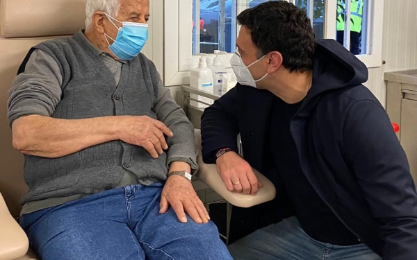 Σε νοσοκομείο δίπλα σε ηλικιωμένους που εμβολιάζονται ο Β. Κικίλιας
