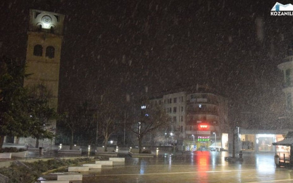 Ο χιονιάς «λούζει» και την Κοζάνη (βίντεο)