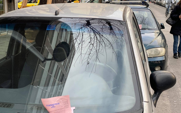 Τα "ροζ" χαρτάκια πήραν τη... THESi τους στα παρμπρίζ των αυτοκινήτων (Φωτ.)