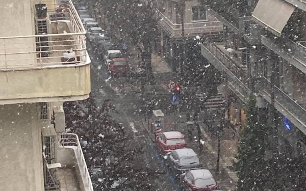 Θεσσαλονίκη: Ανοιχτοί οι δρόμοι στην πόλη - Χιόνι 10 ως 30 εκατοστά στα προάστια