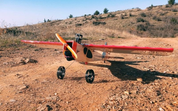 Θεσσαλονίκη: Μουσικός "νίκησε" την καραντίνα με... τηλεκατευθυνόμενο αεροσκάφος προσομοίωσης