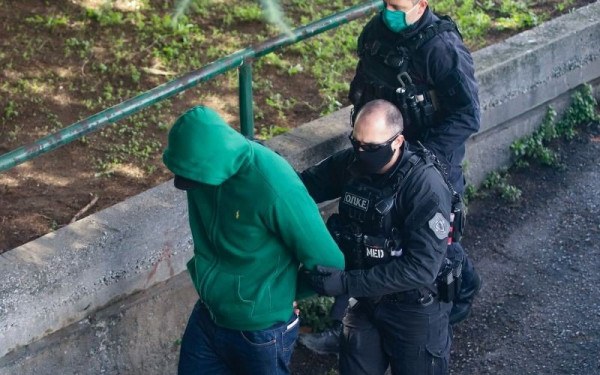 Θεσσαλονίκη: Στον ανακριτή οι δύο κατηγορούμενοι για το επεισόδιο με τους πυροβολισμούς στην Κ.Καραμανλή (Φωτ.)