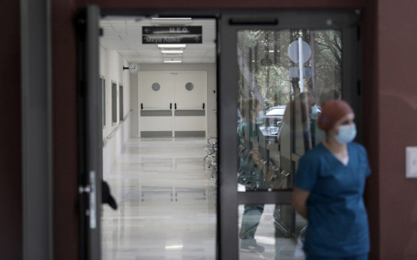 Κορονοϊός: "Άλμα" στα 1.261 κρούσματα - 244 διασωληνωμένοι, 22 θάνατοι -Στα 205 τα δείγματα με μεταλλαγμένα στελέχη