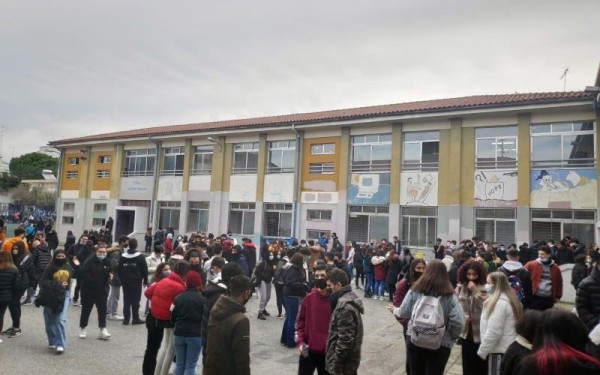 Πίσω στα θρανία οι μαθητές Λυκείου, με υποχρεωτικά self tests -  Θετικοί 408 μαθητές και εκπαιδευτικοί 
