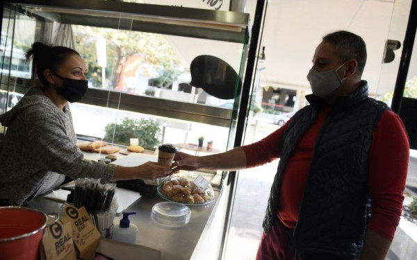 ΥΠΟΙΚ: Μένει στο 13% ο ΦΠΑ για ταξί και καφέ στο χέρι - Έκτακτη εισφορά 33% στα υπερκέρδη διυλιστηρίων