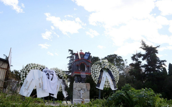 Συγκίνηση και μία δυσάρεστη έκπληξη στην επιμνημόσυνη δέηση για τον Κατσούρη (φωτ.)