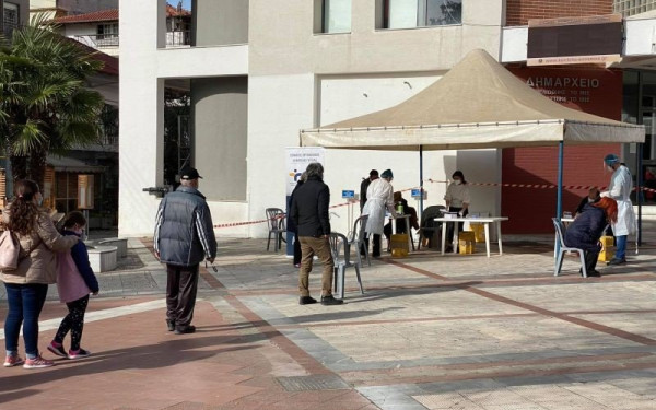 Rapid test σήμερα στον Εύοσμο - Ανησυχία για τη μετάλλαξη (Φωτ.)