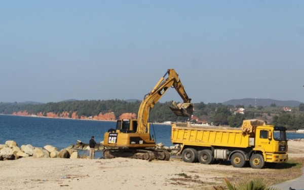 Χαλκιδική: Εξαφανίζουν παραλία στη Νικήτη – Στο δρόμο οι κάτοικοι (Βίντεο)